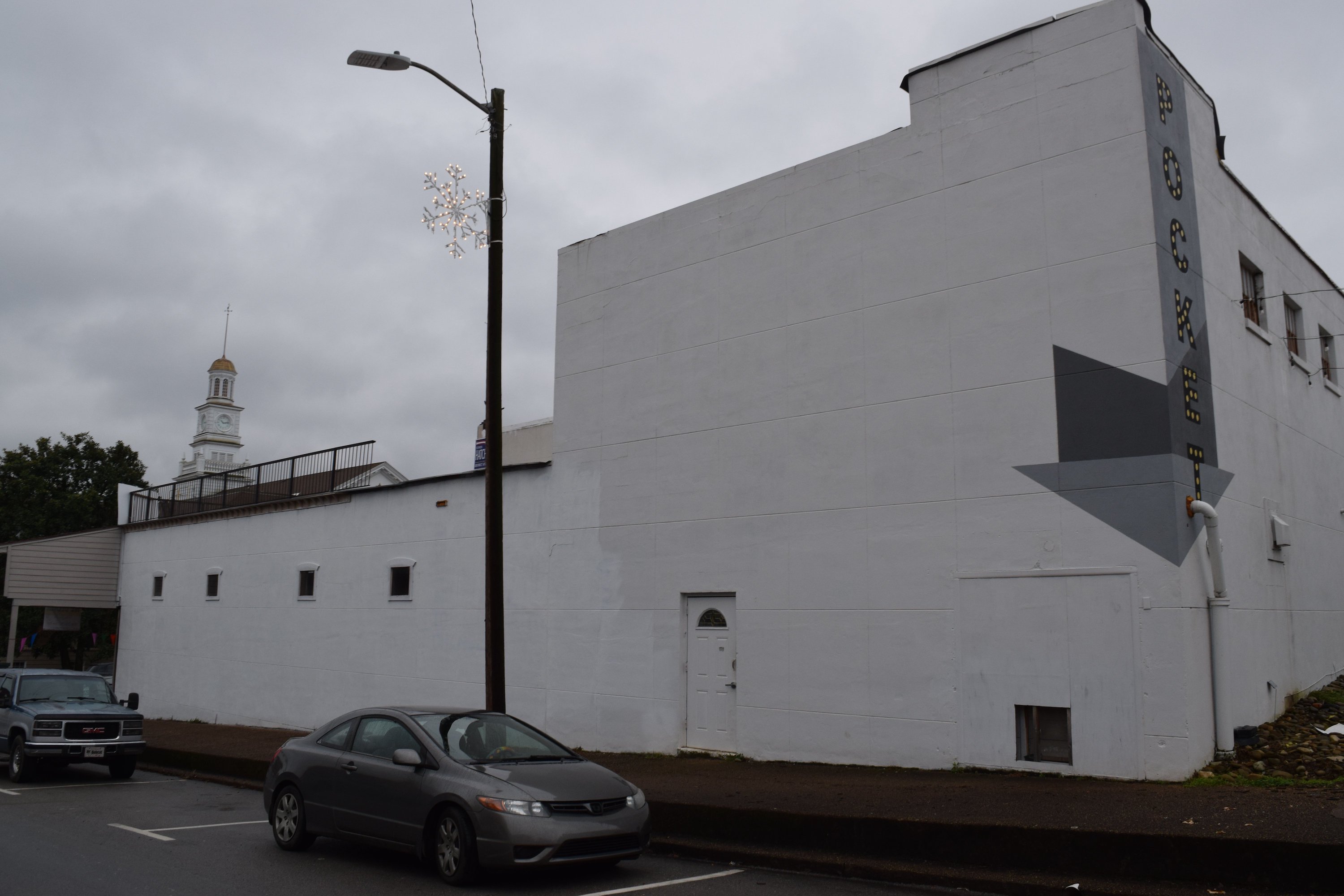 Staff photo by Ben Benton / A sign painted in 2019 on the side of Glenn Whiting's family's building on the McMinn County Courthouse square critical of the city of Athens, Tenn., and its police department led to a federal free speech lawsuit that ended in a mistrial on Tuesday. The sign has since been painted over.
