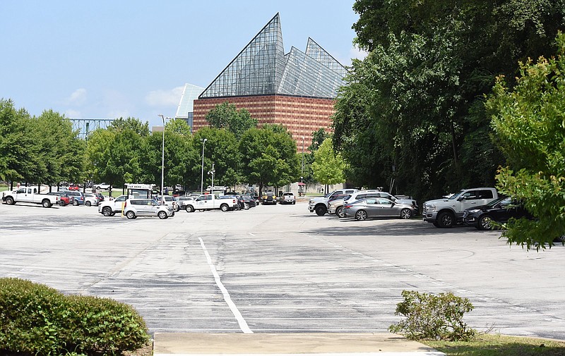 Staff File Photo by Matt Hamilton / A view east from the Riverfront Parkway parking lot to the Tennessee Aquarium is shown. Chattanooga's mayor is asking the state for about $725,000 to help defray costs concerning the lot.