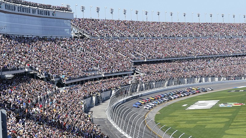 Kyle Larson, front right, and Alex Bowman lead the field to start the NASCAR Daytona 500 auto race at Daytona International Speedway, Sunday, Feb. 20, 2022, in Daytona Beach, Fla. (AP Photo/David Graham)