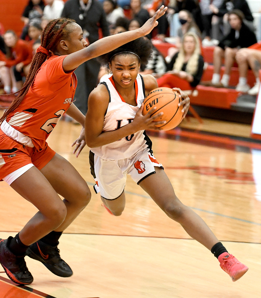 Staff Photo by Robin Rudd / Lakeview's Angel Simmons (30 drives to the basket. The Lakeview Fort Oglethorpe Lady Warriors fell to the Greater Atlanta Christian School Lady Spartans, 67 to 60, in the quarterfinals of the GHSA state tournament on March 1, 2022.