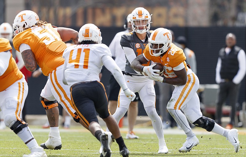 Tennessee Athletics photo by Ian Cox / Tennessee freshman quarterback Tayven Jackson hands the ball off to freshman running back Justin Williams-Thomas during Saturday's scrimmage on Haslam Field.