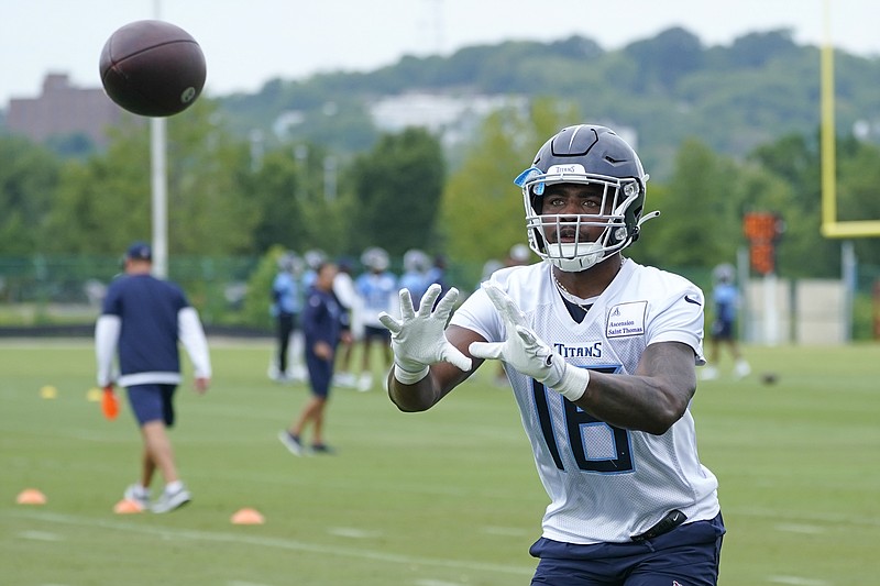 Titans' top draft pick shows off receiving skills in camp